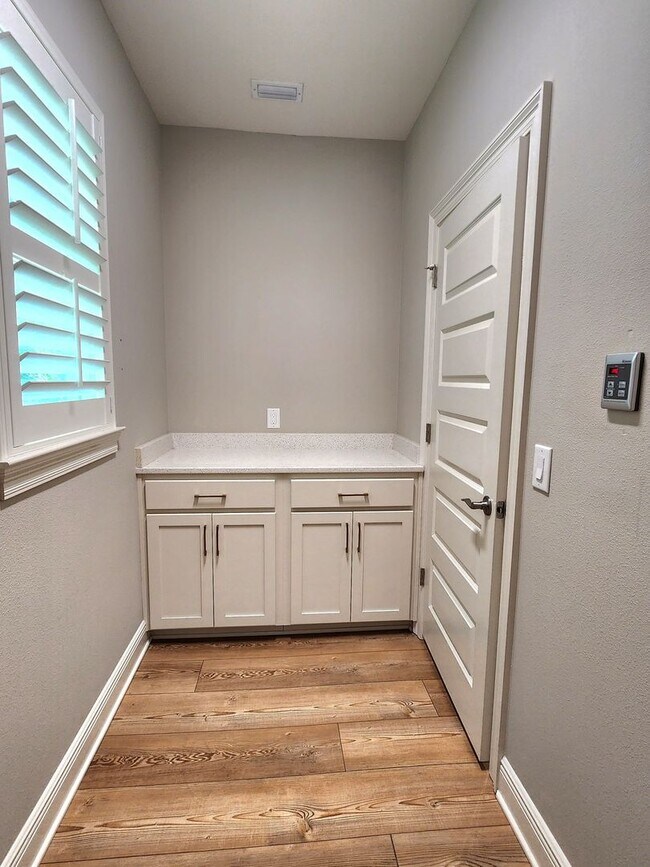 Building Photo - Stunning 2-story Home in the Coveted East Pensacola Heights!