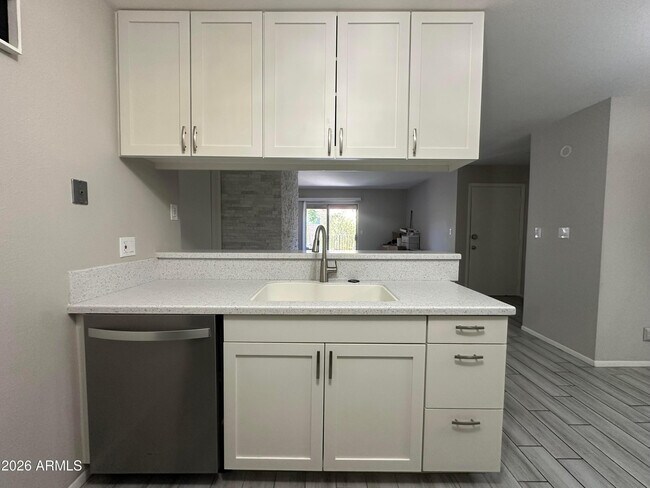 Building Photo - 5525 E Thomas Rd