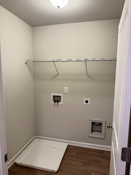 Building Photo - 2801 Ridgeview Dr