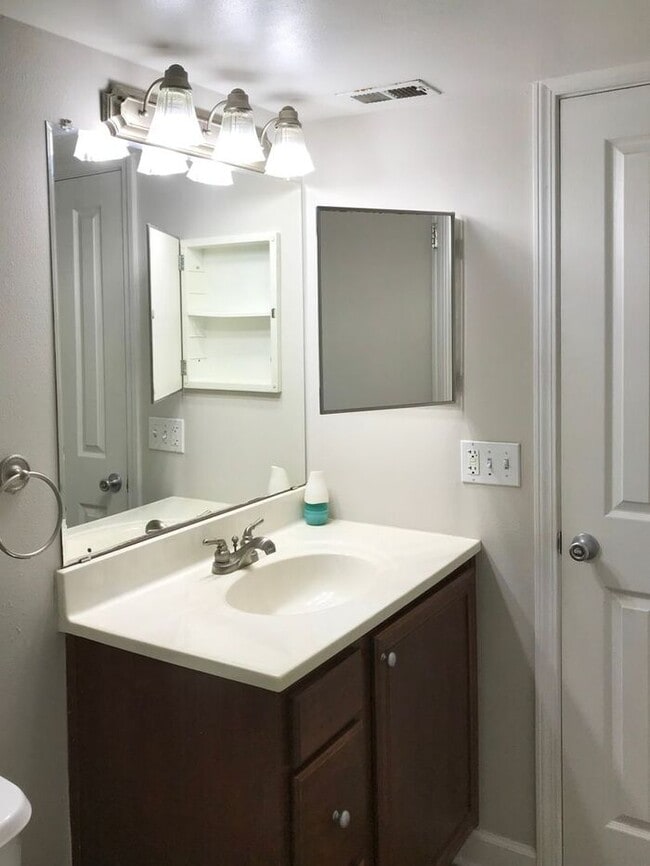 Building Photo - Beautiful 2/2 Condo with Water and Full Se...