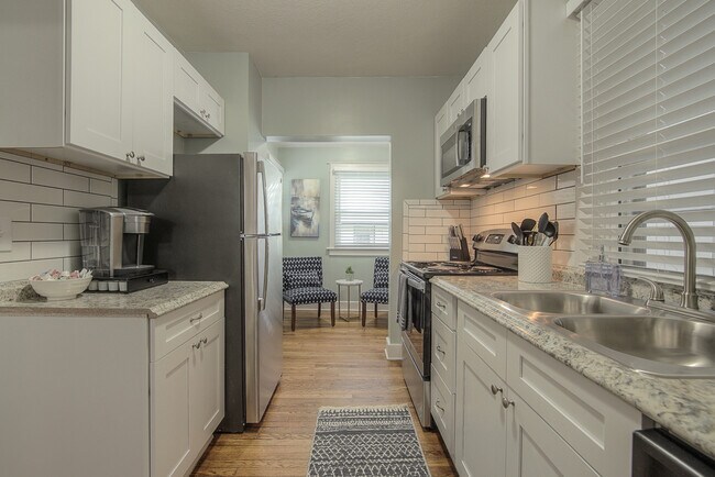 Building Photo - 1145 W 41st Terrace