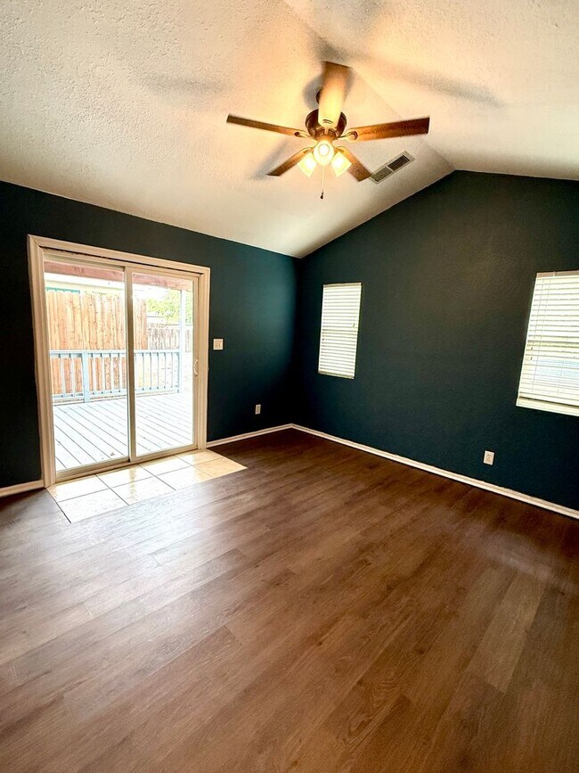 Building Photo - Beautiful 3 bedroom 2 bath house!
