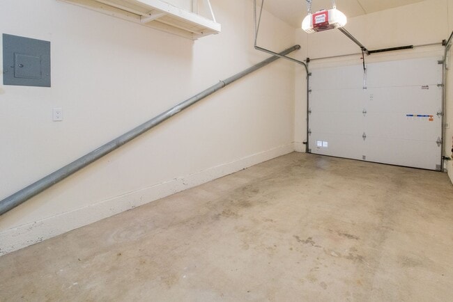 Building Photo - Beautiful 2 Bed, 2.5 Bath Two-Story Townhome in Belsera