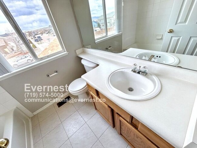 Building Photo - Gorgeous 3-Bedroom Home with Cozy Fireplac...