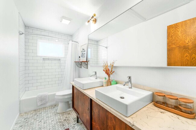 Building Photo - 11502 Oak Knoll Dr