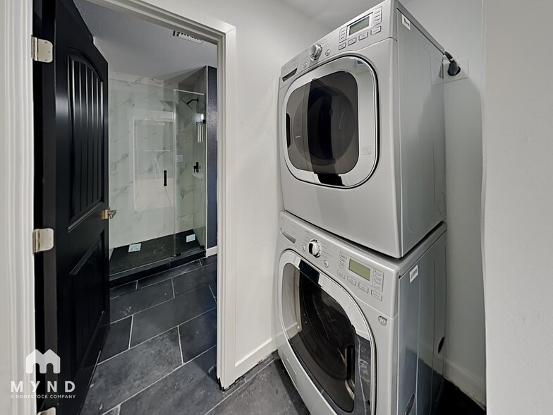 Building Photo - 7520 E Portland St