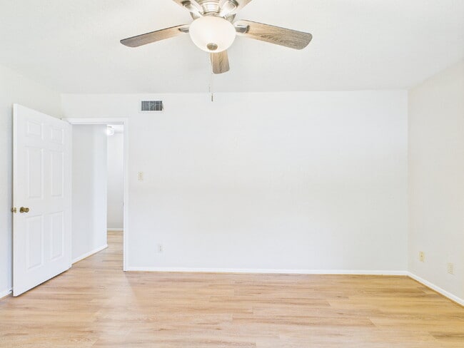 Building Photo - 2-Bed Duplex on Frederick Road !"