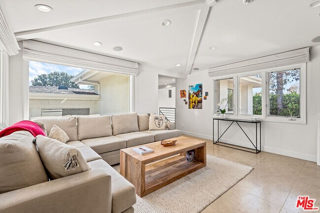 Building Photo - 10424 Valley Spring Ln