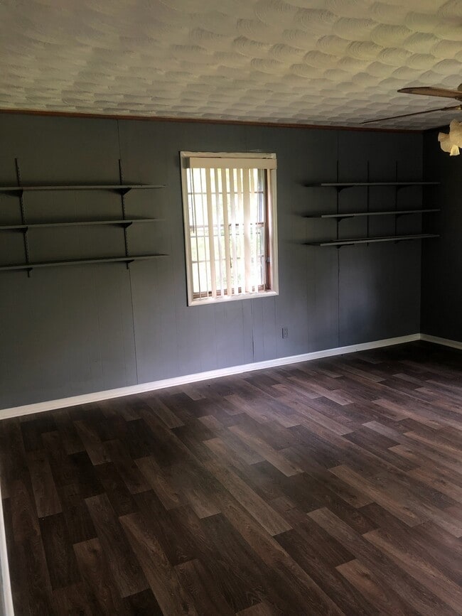 Building Photo - 1541 MS-9