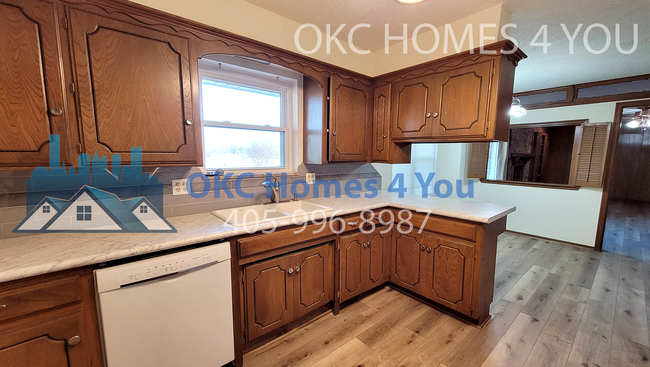 Building Photo - 3 Bed with Lake Hefner View