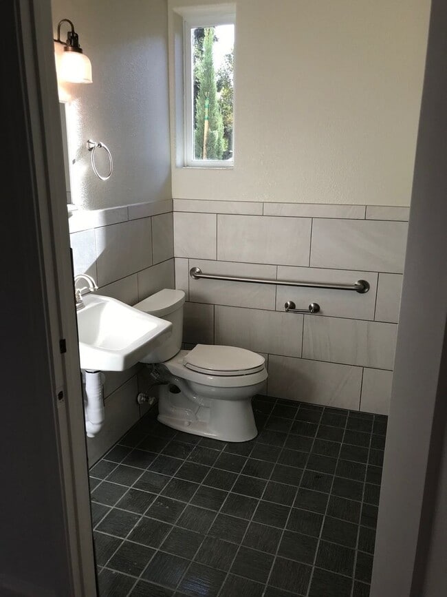 Building Photo - 2 Bedroom 2 bath Downtown Unit with $500 O...