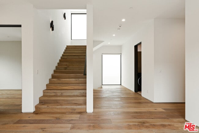 Building Photo - 738 N Harper Ave