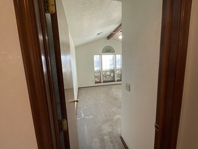 Building Photo - Spacious 3 bed, 2 bath, 2 living areas, 2 car garage