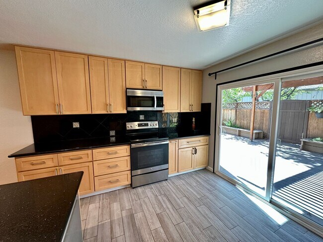 Building Photo - Updated Townhome in Pleasant Almaden Valley Community