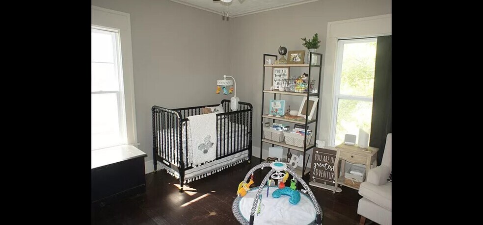 Building Photo - 901 S Broadway St