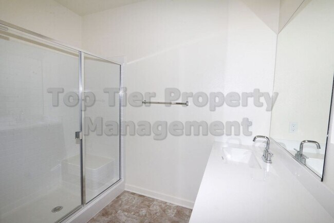 Building Photo - ***Charming 3 bed / 2.5 bath Townhome in O...