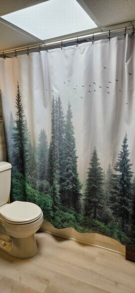 Newly painted and tiled bathroom - 7206 Stagecoach Trl