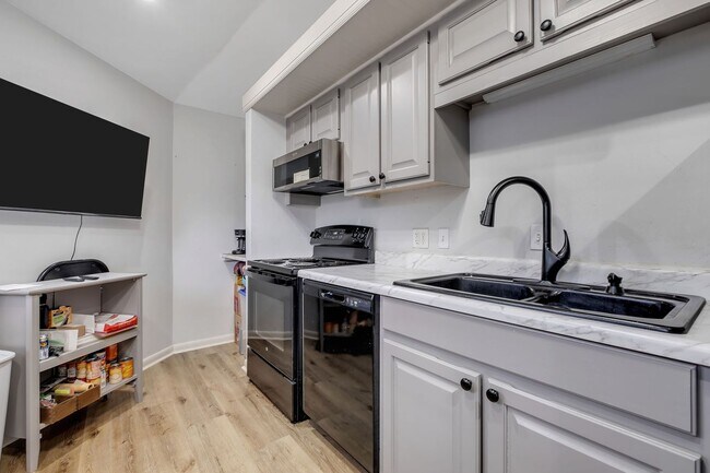 Building Photo - Old Town Furnished Studio Unit