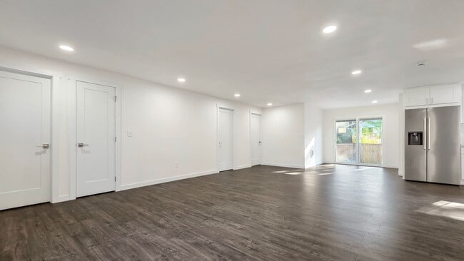 Building Photo - Updated Rambler in Prime Kirkland Location
