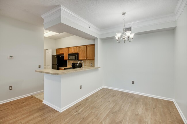 Building Photo - 2206 Myrtlewood Cir E