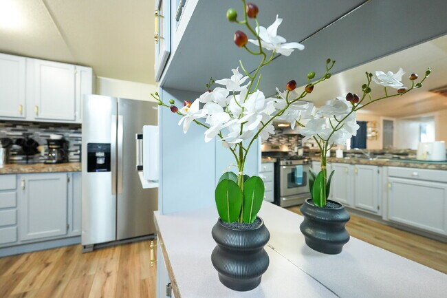 Building Photo - Modern Furnished 2 Bed/2 Bath Home • Laundry • Internet Included