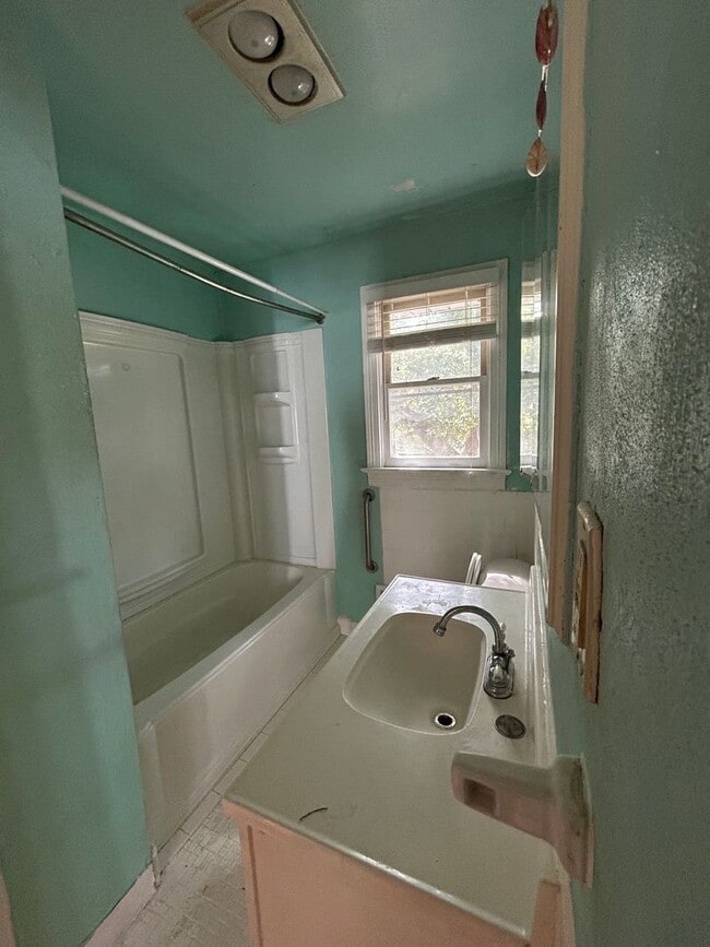 Building Photo - 3 Bed 2 Bath Coastal Living Near the Ocean...