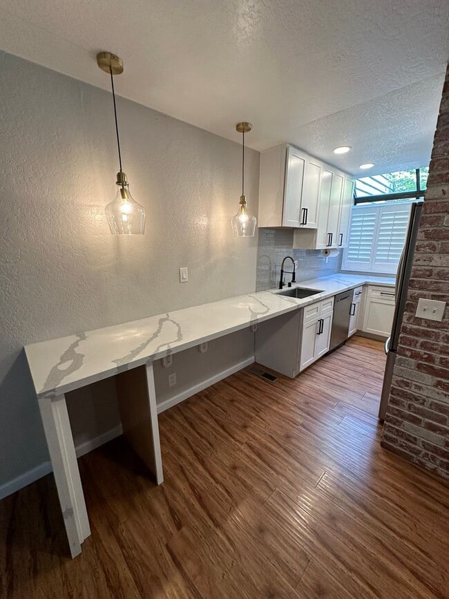 Building Photo - Upscale Condo in Falconcrest