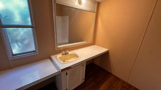 Building Photo - 3 bed 2 bath Mobile Home located in the he...