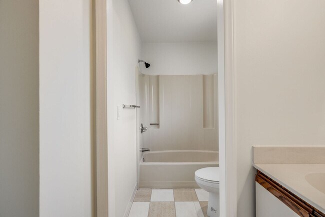 Building Photo - 2-Bedroom, 2-Bathroom Condo with Stunning Downtown Views