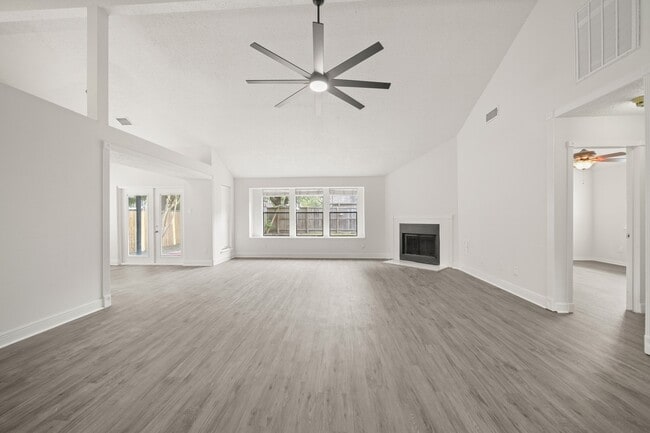 Building Photo - 1127 St John Dr