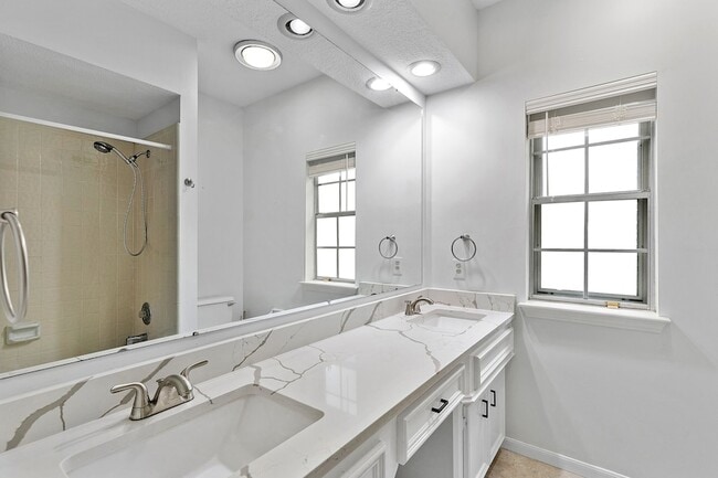 Building Photo - 5622 Woodland Creek Dr