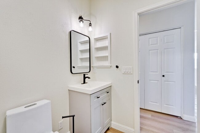 Building Photo - Beautiful 2 Bed 2 Bath End Unit Townhome in Communication Hills!