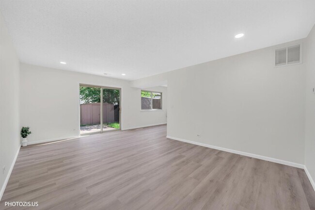 Building Photo - 1405 Merrimac Ln N