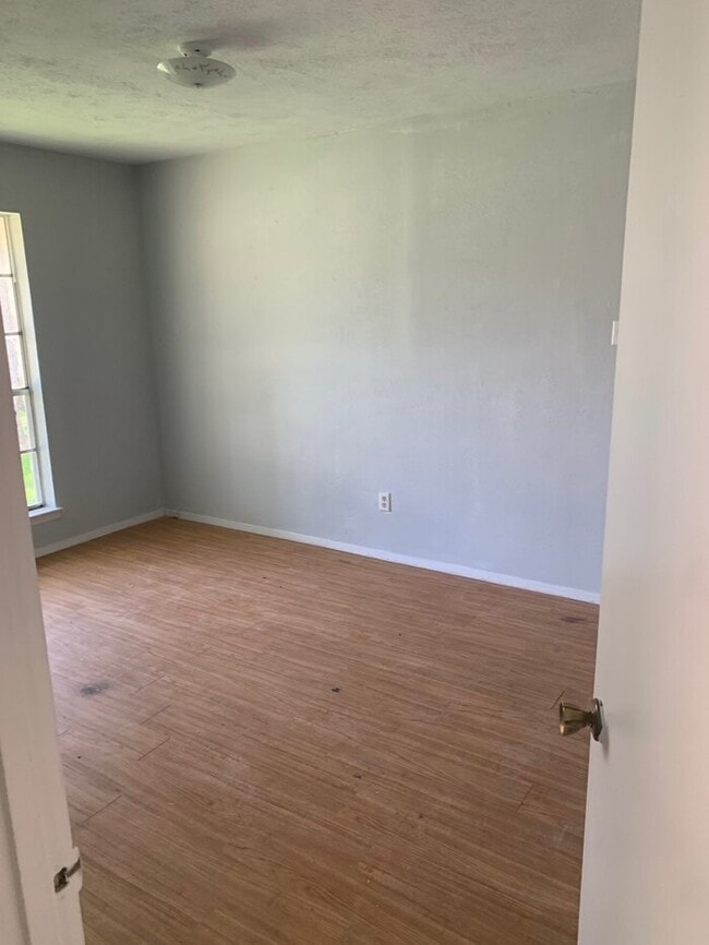 Building Photo - 679 Edgeglen Dr