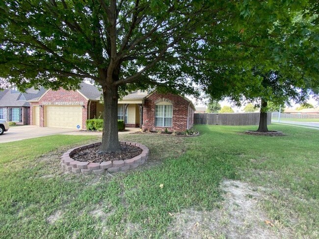 Building Photo - 3 Bed, 2 Bath + Office | Jenks, OK | $2200...