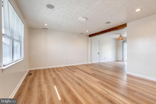 Building Photo - 1577 Loring Ct