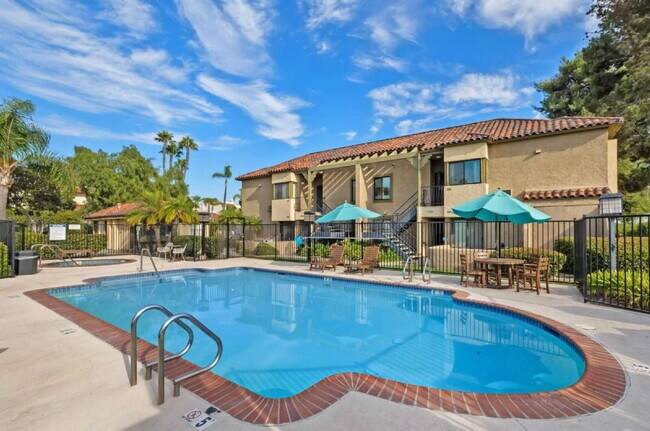 Building Photo - $2,850 - 2 Bed 2 Bath Condo in Del Cerro