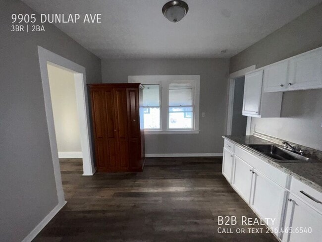 Building Photo - 9905 Dunlap Ave