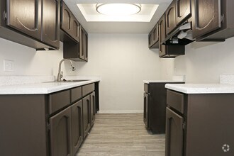 Interior Photo - The Beverly III