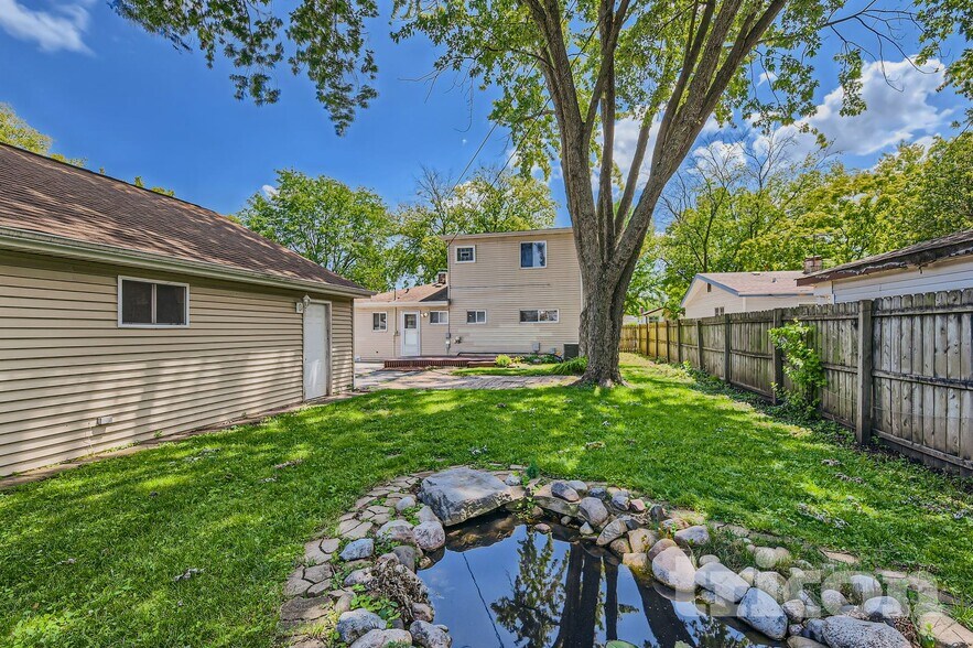 Building Photo - 612 W James St