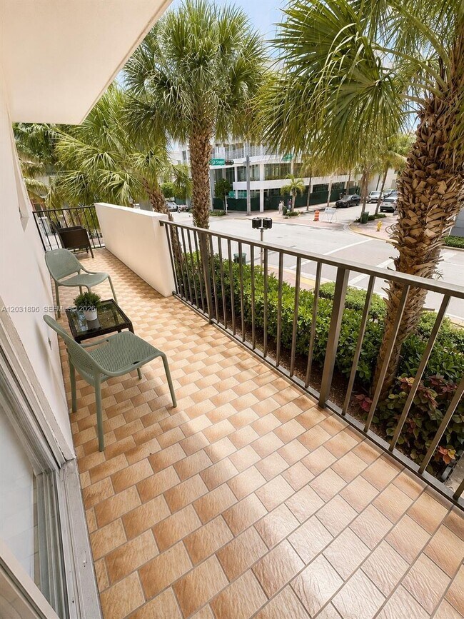 Building Photo - 1150 Collins Ave