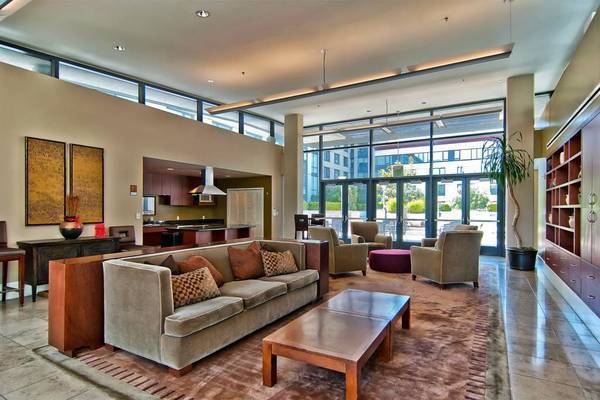 Building Photo - 260 King St