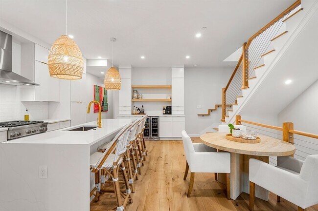 Building Photo - 722 E 5th St