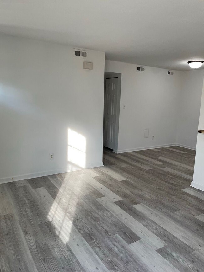 Building Photo - Rent Special Alert! Move in by 01/01 and e...