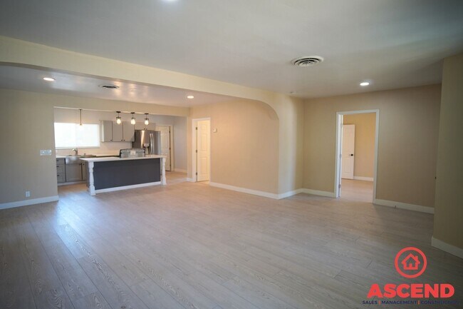 Building Photo - 423 Flower St