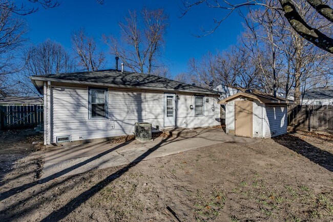 Building Photo - 4644 S Oak Ave