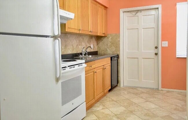 Building Photo - 325 Malverne Rd