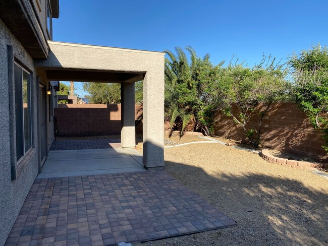 Building Photo - Aliante. Large Floor Plan, Kitchen has Gra...