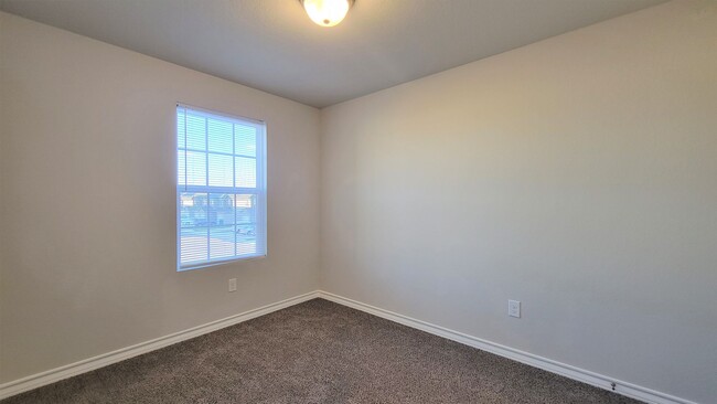 Building Photo - Beautiful 3 bed / 2.5 bath townhome