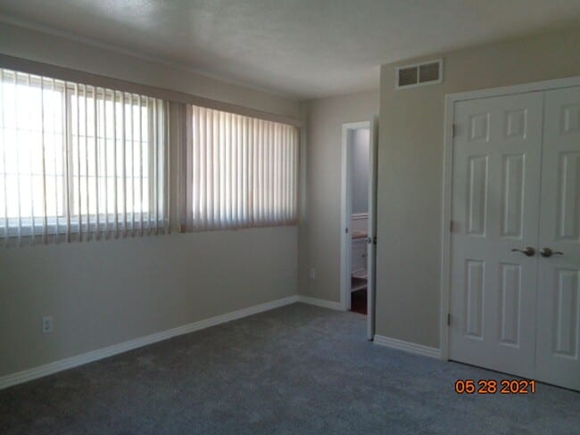 Building Photo - 2 BR/2 1/2 BA Townhouse in Gated Littleton...